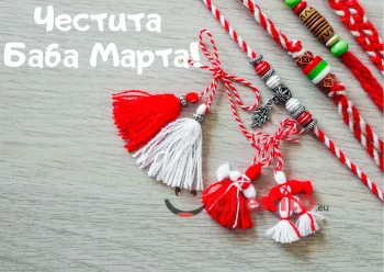 Картичка за Баба Марта  мартеници на дървен фон 
