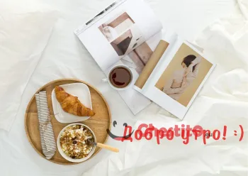 Картичка за добро утро поднос със закуска, списания и кафе 